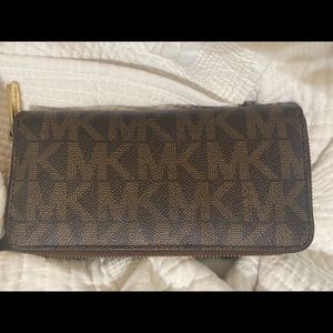 Selling a Michael Kors womens wallet. No tears or stains inside.